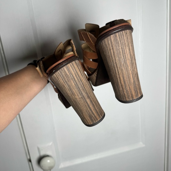 Very Volatile Los Angeles Leather Platform Tan Strappy Heels size 9 - Picture 2 of 11